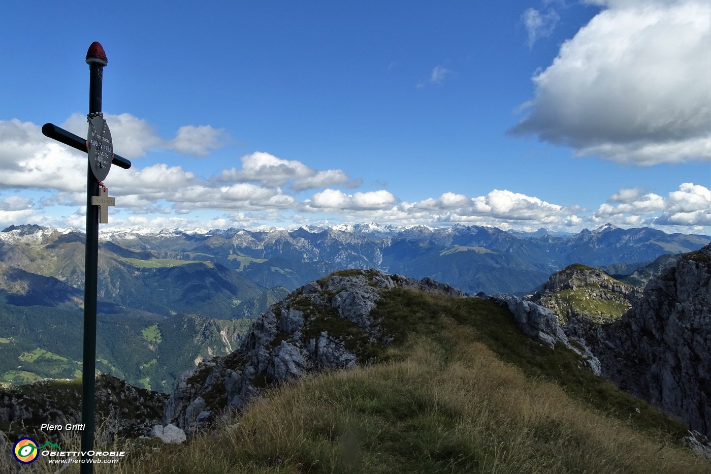 64 Dalla croce del Barbesino bella vista verso le Alpi Orobie.JPG